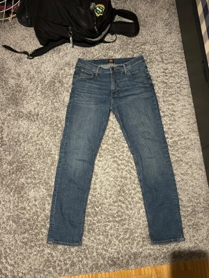 Lee jeans - Snygga lee marinblåa jeans. Passform slim fit och skicket är väldigt bra.