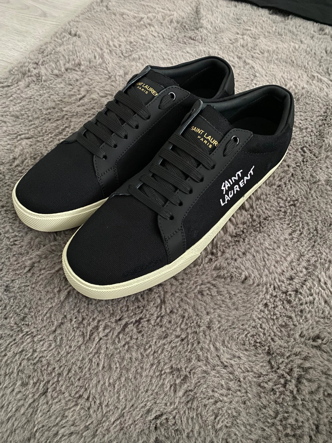 Svarta Saint Laurent sneakers