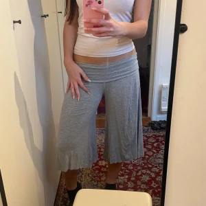Y2k capri yoga pants - Så fina och sköna!! Köpta second hand men i perfekt skick. Fold over kant. Jag är 165cm.
