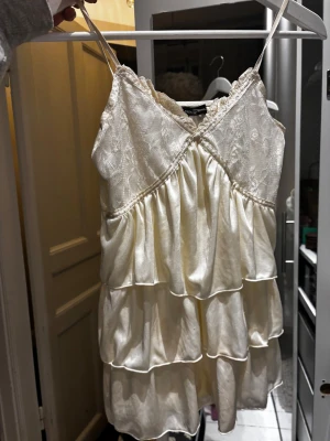 Nattlinne med volanger och spets - Så söt!