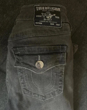 True Religion Becca Bootcut Jeans mörkgråa  - Knappt använda 