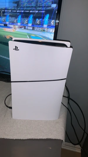 PlayStation 5 - Snygg och kraftfull PlayStation 5 i vitt och svart. Ny pris 7700. Hyfsat ny bara nån veckas användning. Har kvitto och låda. 850GB TÄNKTE 6000kr
