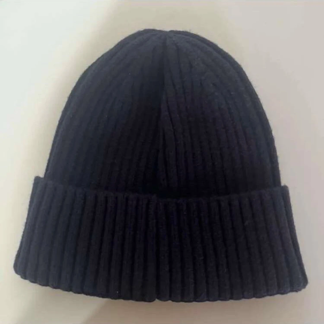 Svart ribbad mössa från Stone Island - 1