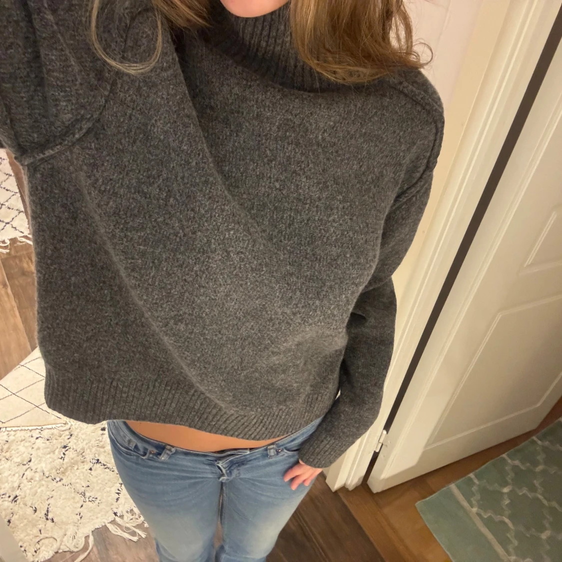 Mörkgrå polotröja i ull