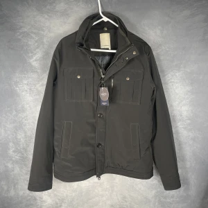 J. Lindeberg Field Jacka - Skick: 8/10, liten fläck se bild 3. | Ingår: Jacka. | Nypris: +- 5000 SEK.