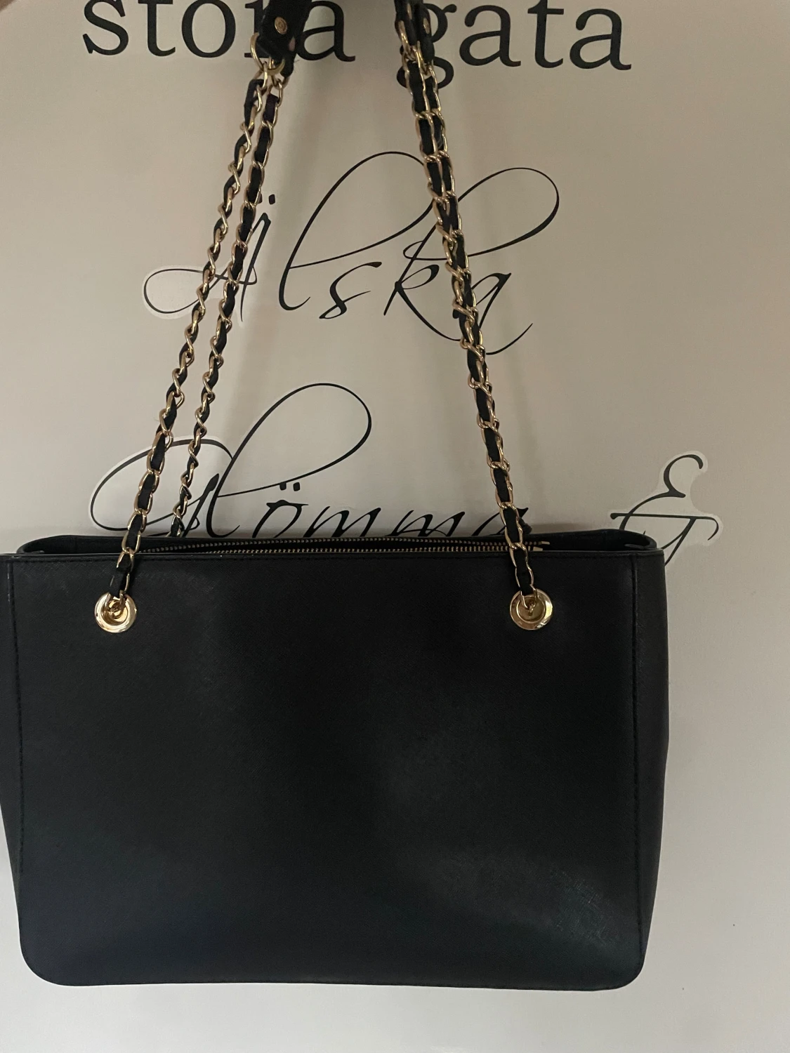 Svart axelväska från DKNY med kedja - 1