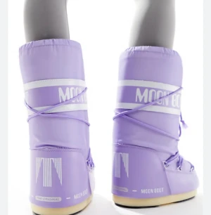 Lila Moon Boots med snörning -  Säljer ett par Moon Boots då dom tyvärr inte kommer till andvändning längre. Storleken är 35-38. Skorna är i bra skick. 