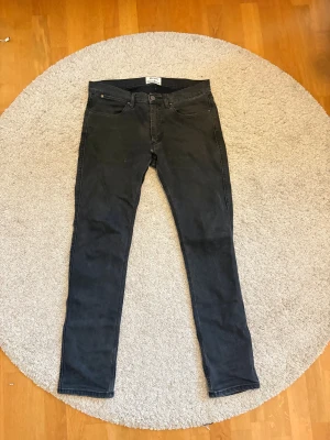Acne Studios jeans - Hej, säljer nu dessa supersnygga acne studio jeans i toppskick. Modellen är max och sitter slim, storlek är 31/32. Skriv gärna om ni har frågor eller lägg gärna prisförslag då priset går att diskutera.