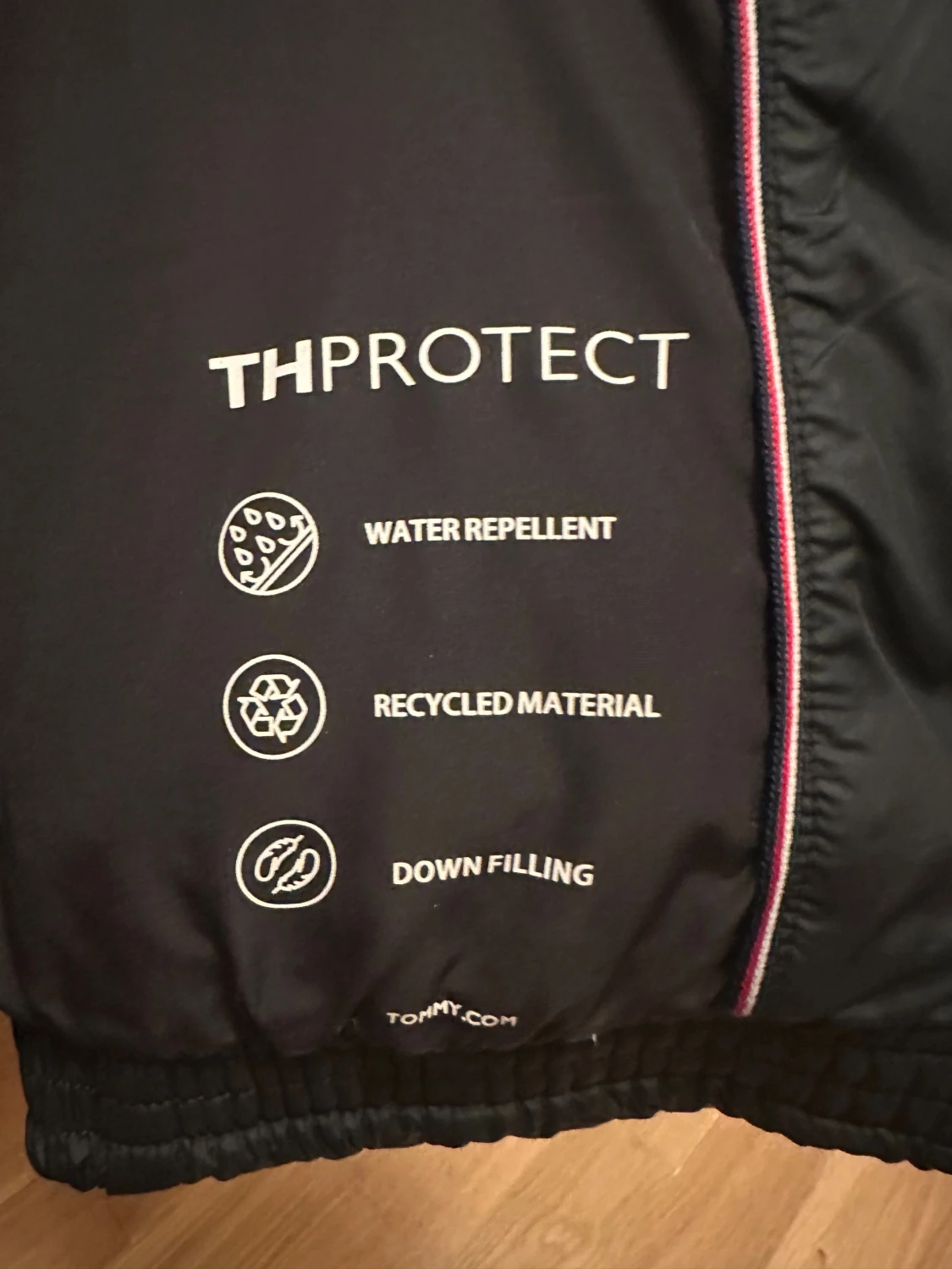 Svart pufferjacka från Tommy Hilfiger - 3