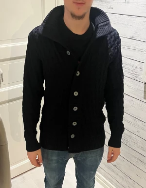 Svart cardigan från S.N.S. Herning - Säljer en riktigt snygg svart stickad cardigan från SNS Herning, pga för stor för mig. Orginalpris €240 EUR. Storlek M, jag är ca 180. Inga defekter. Om ni har frågor eller annat är det bara att skriva! Pris kan diskuteras. 