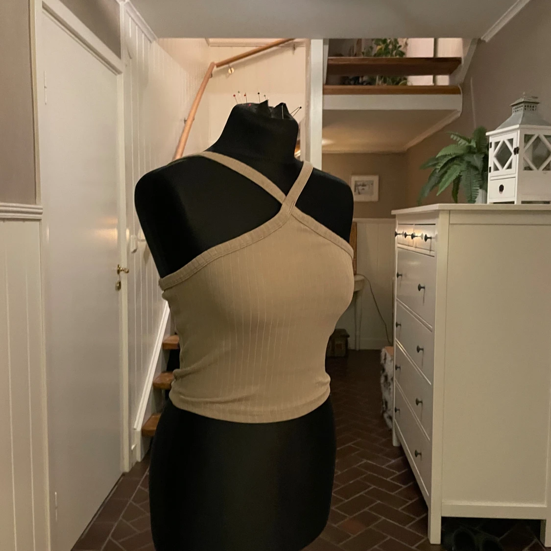 Beige ribbad linnetopp med asymmetrisk axel