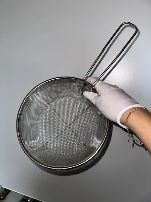 Fritöskorg sill  - Fritöskorg i metall. Perfekt för att skölja sallad eller fritera pommes 🌟