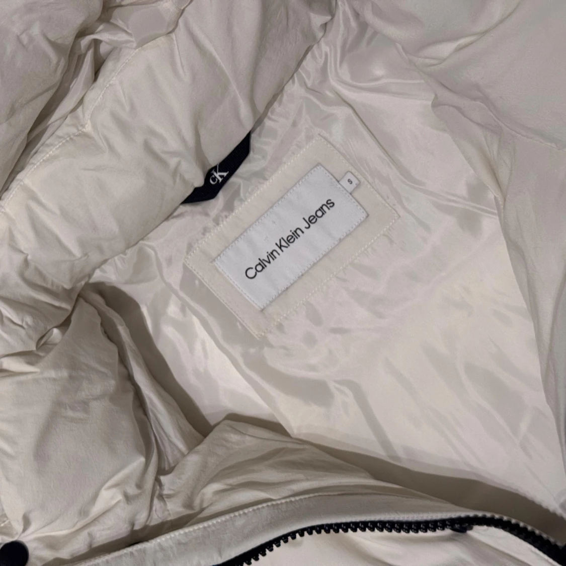 Vit pufferjacka från Calvin Klein Jeans - 2