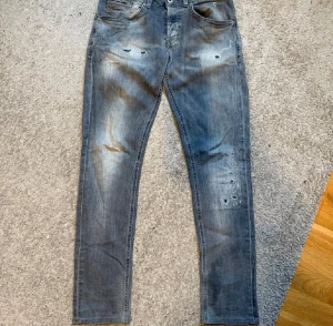 Dondup George  - Säljer mina dondup George i storleken 30. De är i bra skick. Hör av dig vid frågor eller funderingar.