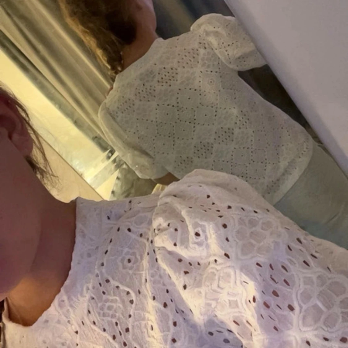 Vit blus med puffärm och spetsdetaljer - 1