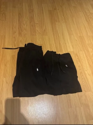 Polo ralph lauren tracksuit - Säljer en polo ralph lauren tracksuit som är i bra skick, använd några gånger och har storlek S.