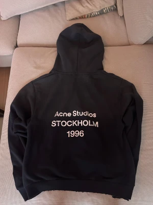 Marinblå hoodie Acne Studios Stockholm - Skit snygg marinblå hoodie från acne studios i super bra skick. Super snygg ifall du gillar en mer avslappnad stil. Skriv om du har några frågor och pris går alltid att diskutera!