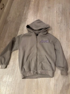 Zip up with print - Asfet zip-up från New Yorker, lila print på ryggen som är riktigt ball. Bud är välkomna😉‼️tröjan är lätt ljusblå/grå