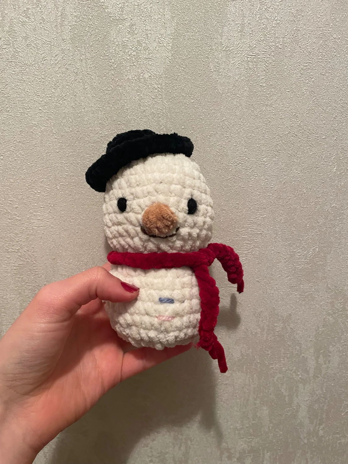 virkad snögubbe med halsduk och hatt