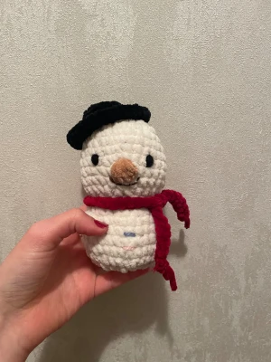 virkad snögubbe med halsduk och hatt - snögubbe med halsduk och hat. barnsäker. ungefär lika stor som en hand