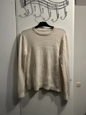 Beige stickad tröja från Bread & Boxers - En vit stickad tröja från volt märket ”These Glory Days. Storlek M, rätt använd men ändå bra skick. 