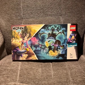 Lego set. Hide and seek med telefon. - I detta Lego set kan man se karaktärerna röra på sig genom en mobil app. Man ska bygga en slags skog. Om ni har några frågor så kan ni kontakta mig.