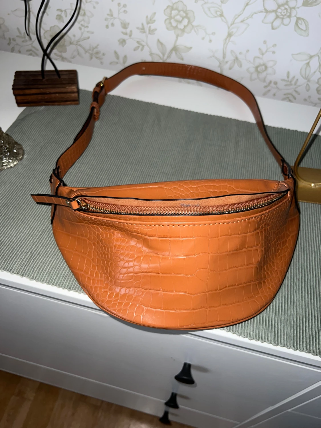 Brun axelväska i croco-imitation