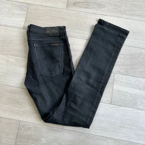 Nudie jeans svarta - Tjena! Säljer ett par svarta Nudie jeans som jag skulle säga är i 9,5/10 skick! Ny pris är 1500!🌟 skriv om du har någon fråga! Storlek: W29 L32! VÄLJ INSTABOX NÄR NI VÄLJER FRAKT!!!