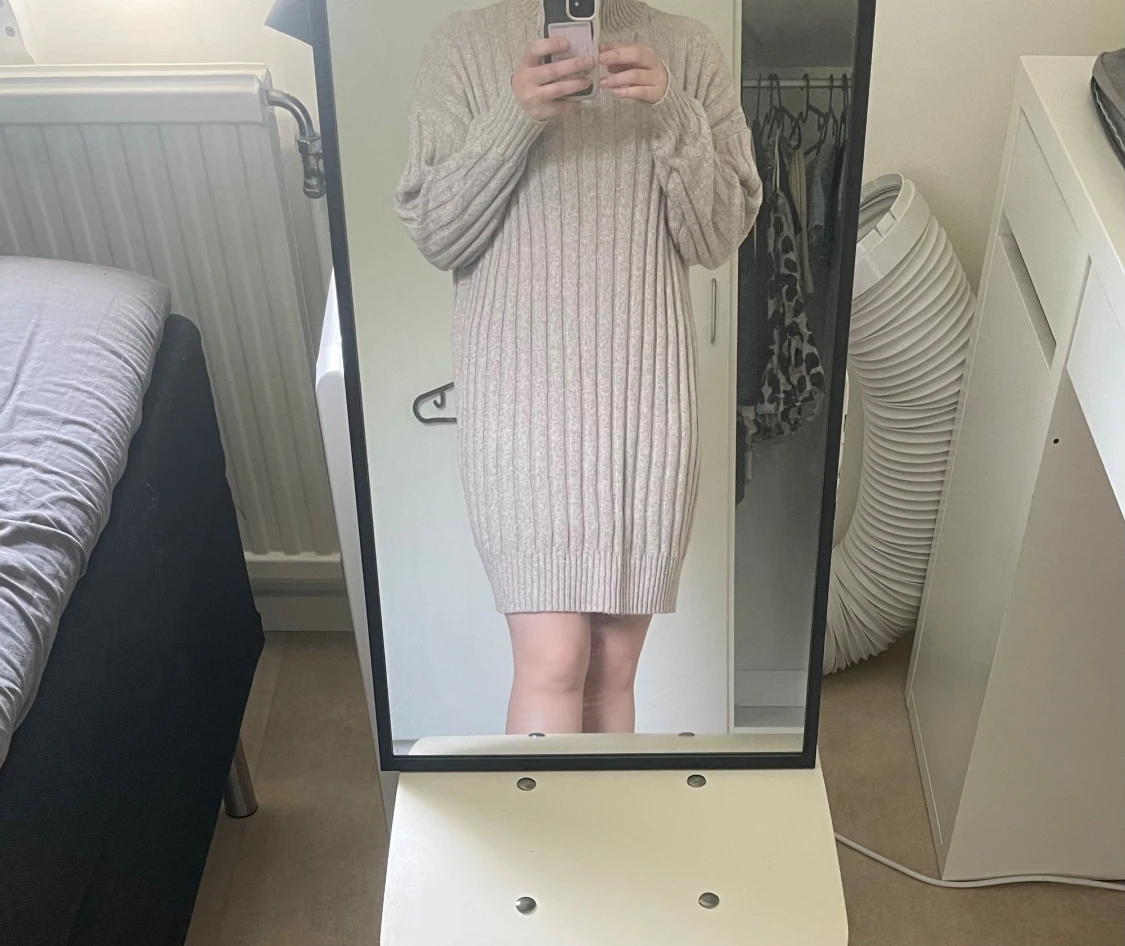 Beige ribbstickad klänning