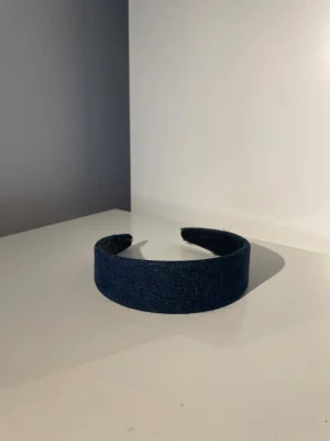 Diadem 💙 - Mörklått diadem av återvunna jeans med remsor, med silke inuti!💙 Diademet är ca 12 cm diameter🌟