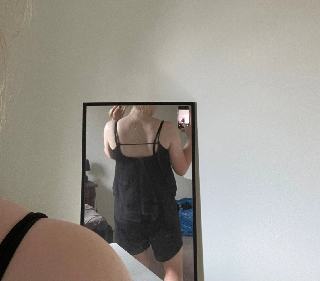 Svart linne med smala axelband - 2