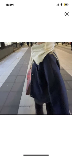 Mörkblå Kappa - Mörkblå kappa från NaKd!