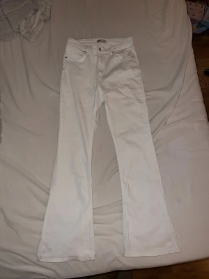 Vita bootcut jeans - Vita bootcut jeans från Gina tricot. Går till marken på dig som är 170cm. Strl L men skulle säga mer M 🩷