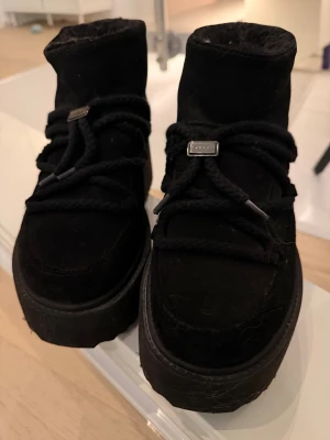 Svarta Inuikii boots med plattform storlek 39 - Säljer ett par svarta boots från Inuikii . Perfekta skor i vinter som är snygg och håller värmen!  Tyvärr blev dom förstora så dom är endast provade 
