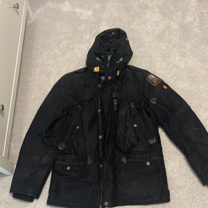 Svart Parajumpers parkajacka M - Säljer en svart parkajacka från Parajumpers i storlek medium. Jackan är äkta och kvitto finns nånstans här hemma