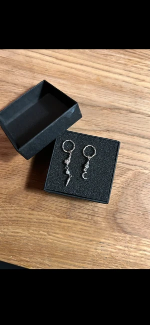 Örhängen Maanesten - Sterling silver 925, fina örhängen från Maanesten