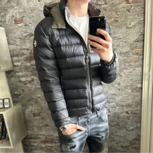 Svart dunjacka från Colmar  - Bra skick, loggan är lite sliten och så men annars fin. Storlek 48/S passar dig som är mellan 175–185 cm ungefär. Nypris ca 4000 kr. Modellen är 185 cm, 79 kg. Passar dock även på mig som är 180 64kg.Passar bra nu till vintern. Skriv för mer information! 🤝