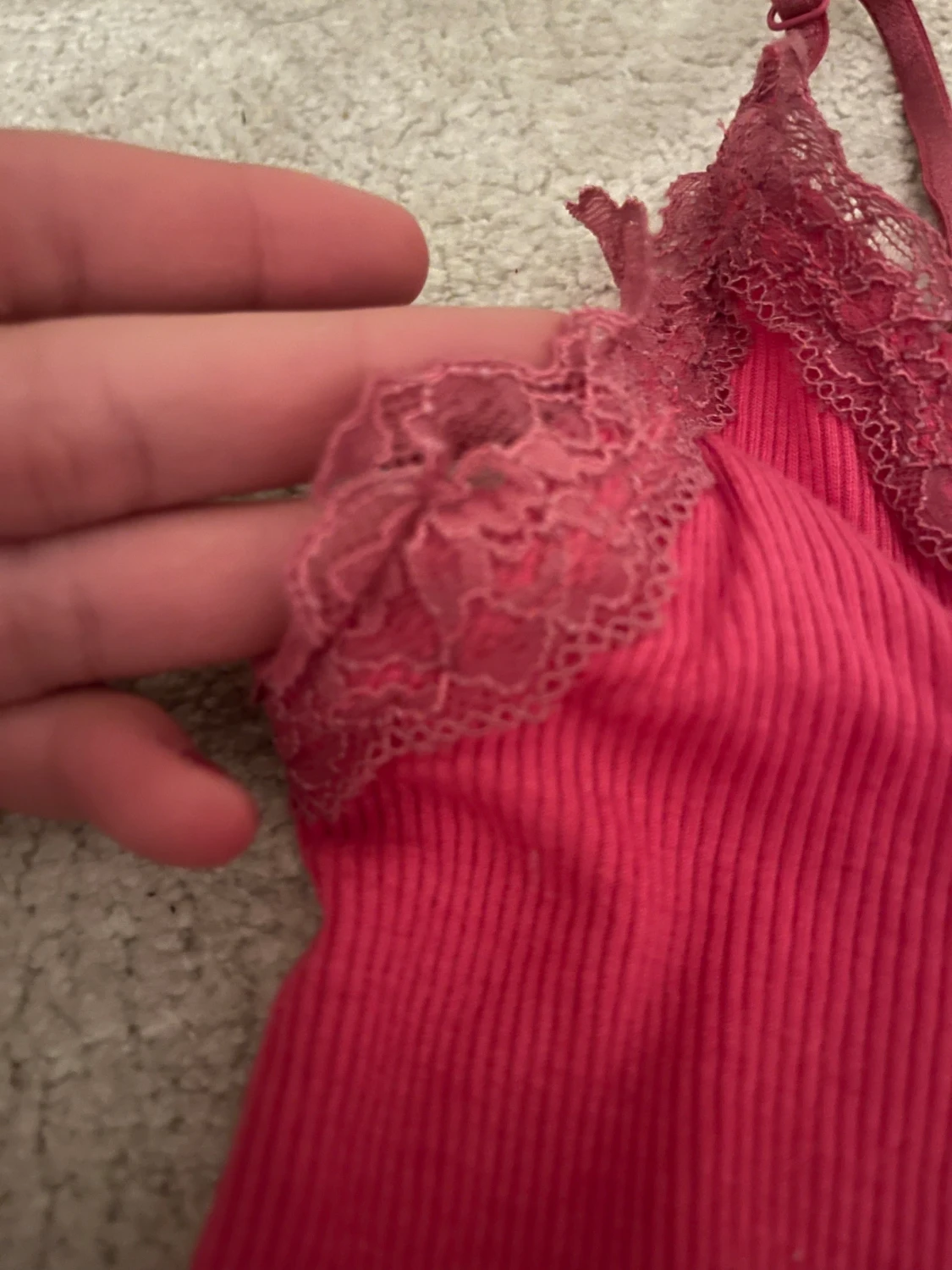 Rosa ribbad linnetopp med spets från Amisu - 1