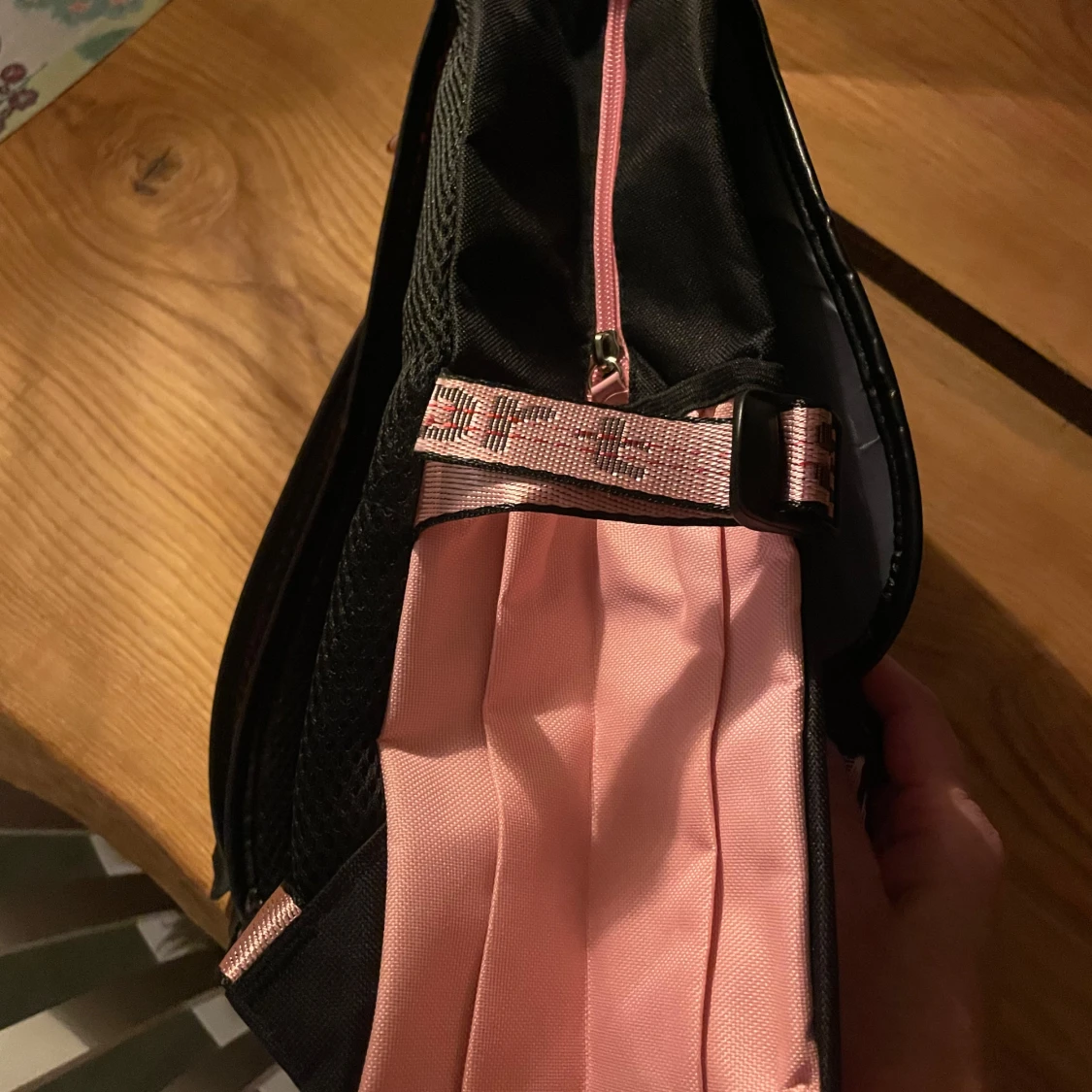 HUNTRX KPop Demon Hunters Svart ryggsäck i rosa svart - 2