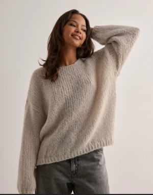 Beige stickad  tröja - Aldrig använd, inga defekter! Nypris 500kr!