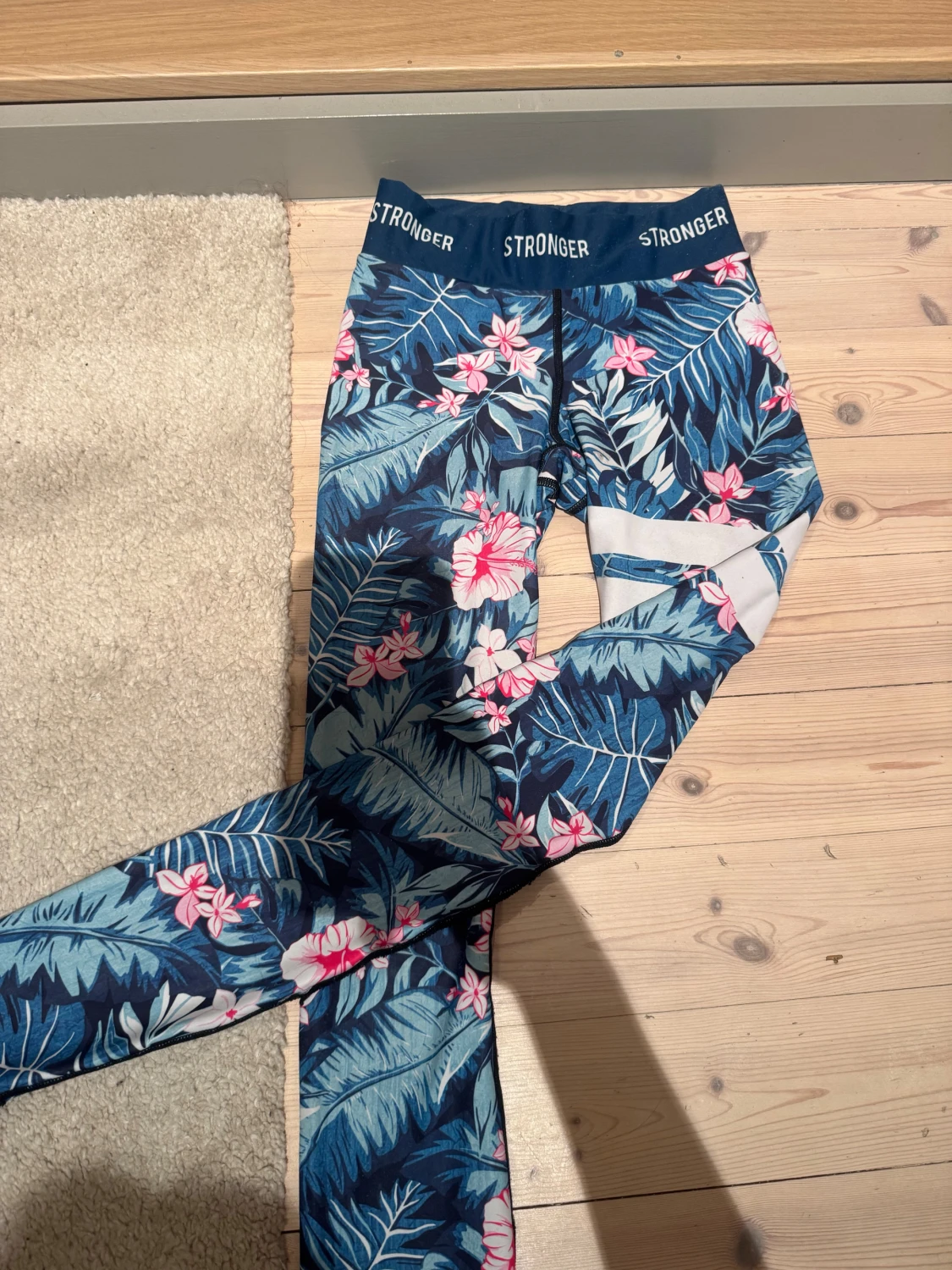 Blommiga leggings från Stronger - 1