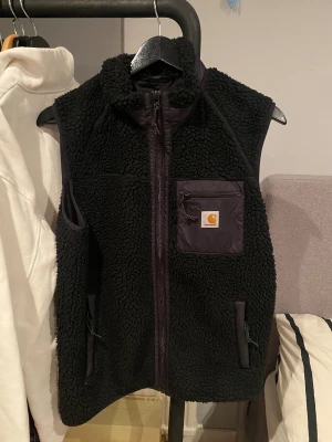 Carhartt fleece väst - Svart Fleece väst från Carhartt, storlek S. Västen är i ett mycket gott skick då den knappt har använts☺️, priset är ej hugget i sten🍻