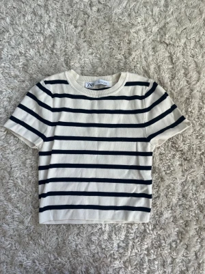 Topp från Zara - Randig kort topp från Zara. Säljer då den inte kommer till användning längre! Skriv om frågor💕