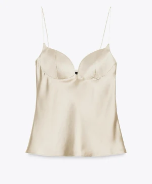 Satinlinne - Satinlinne som sitter figursytt. Tyvärr för kort för mig som är 180! oanvänt❤️