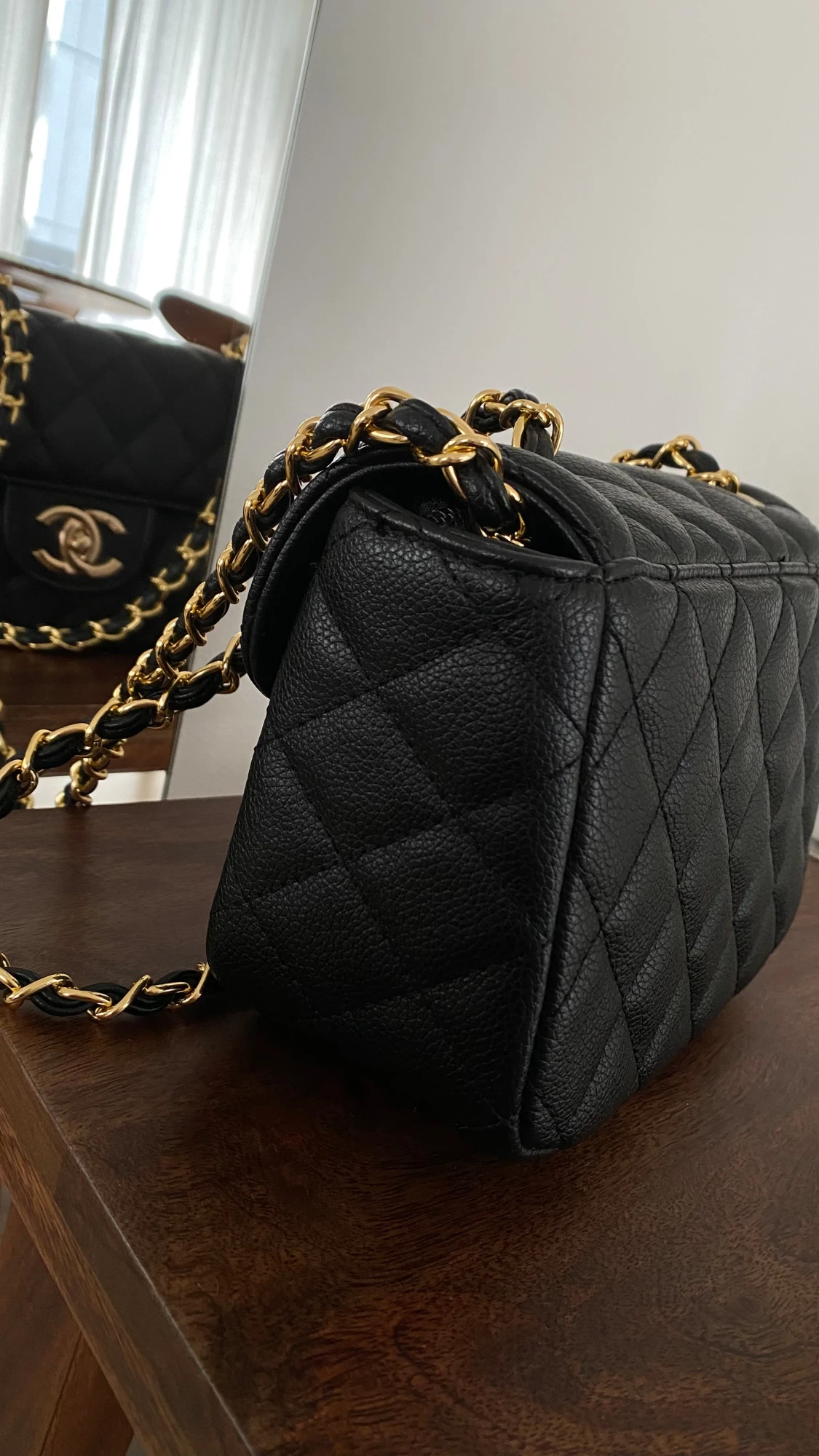 Svart väska med guldiga detaljer - 5