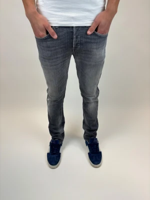 Dondup Jeans George  - Dondup Jeans George! Trendigaste jeansen på marknaden.  Ny pris= 4000 kr Säljs för= 1199 kr  (Modellen har original slitningar från fabrik vilket är väldigt eftertraktat och populärt) 