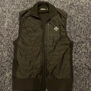 Svart J.Lindberg väst - Säljer denna feta väst från J.Lindberg då den har blivit för liten. Skick 8-9/10 inga defekter. Storlek S Ny pris 2400kr