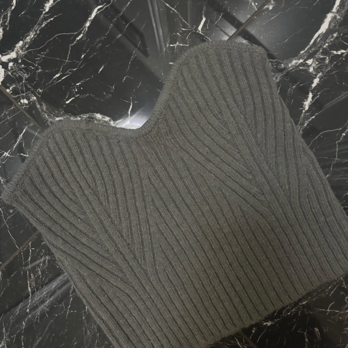 Mörkgrå ribbad stickad tubtopp