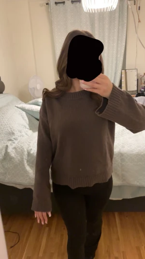 Brun stickad tröja  - Mysig brun stickad tröja   och breda ribbade muddar vid ärmslut och nederkant. Tröjan är oanvänd, pris går att diskuteras❤️