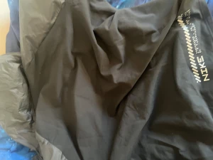 Fin nike miller jacka - Nike vindjacka i svart med diskret logga och detaljer på bröstet. Jackan har dragkedja framtill och är tillverkad i polyester, vilket gör den lätt och smidig. Perfekt för dig som gillar sportig stil och vill ha något som funkar när det blåser.